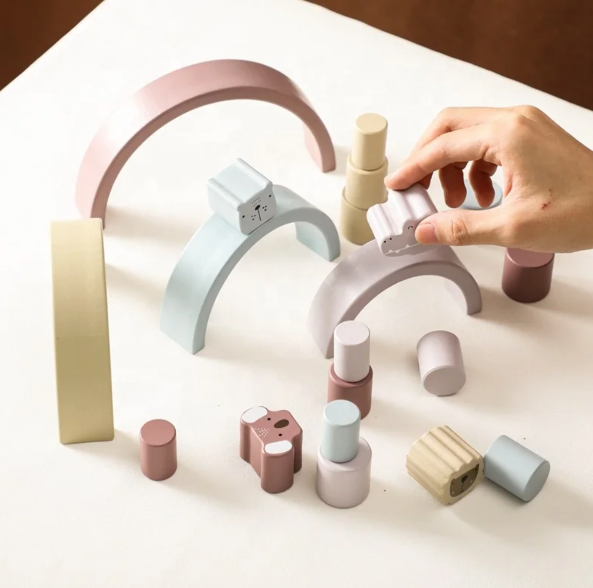 Elefantito de balance con Mini-Arcoíris Waldorf