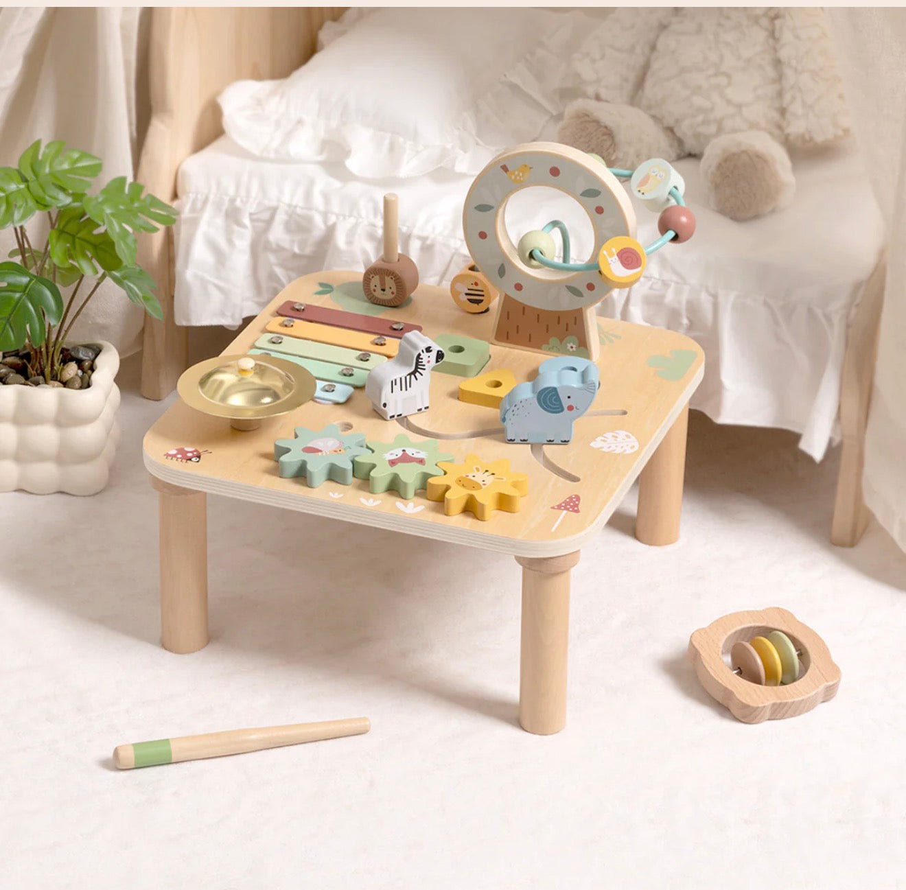 Mesa pequeña de actividades con animales